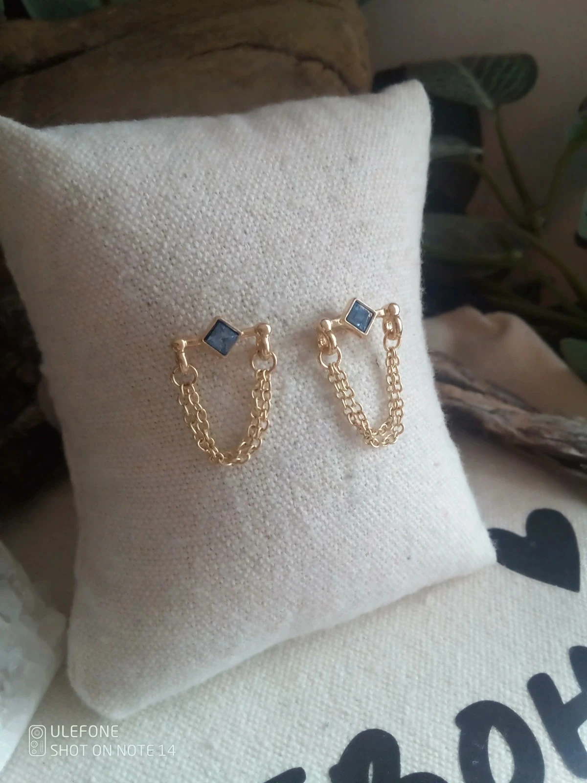 Boucles d'oreilles dorées avec zircons bleus